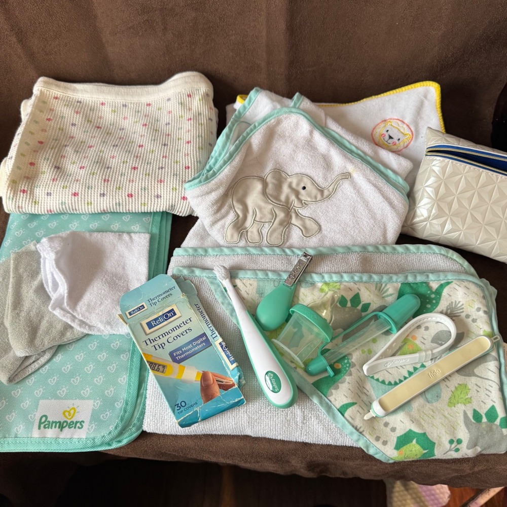 Baby Bath & Grooming Bundle Frida Safety 1st Pampers Towels Changing Pad 15+ Pc‎
